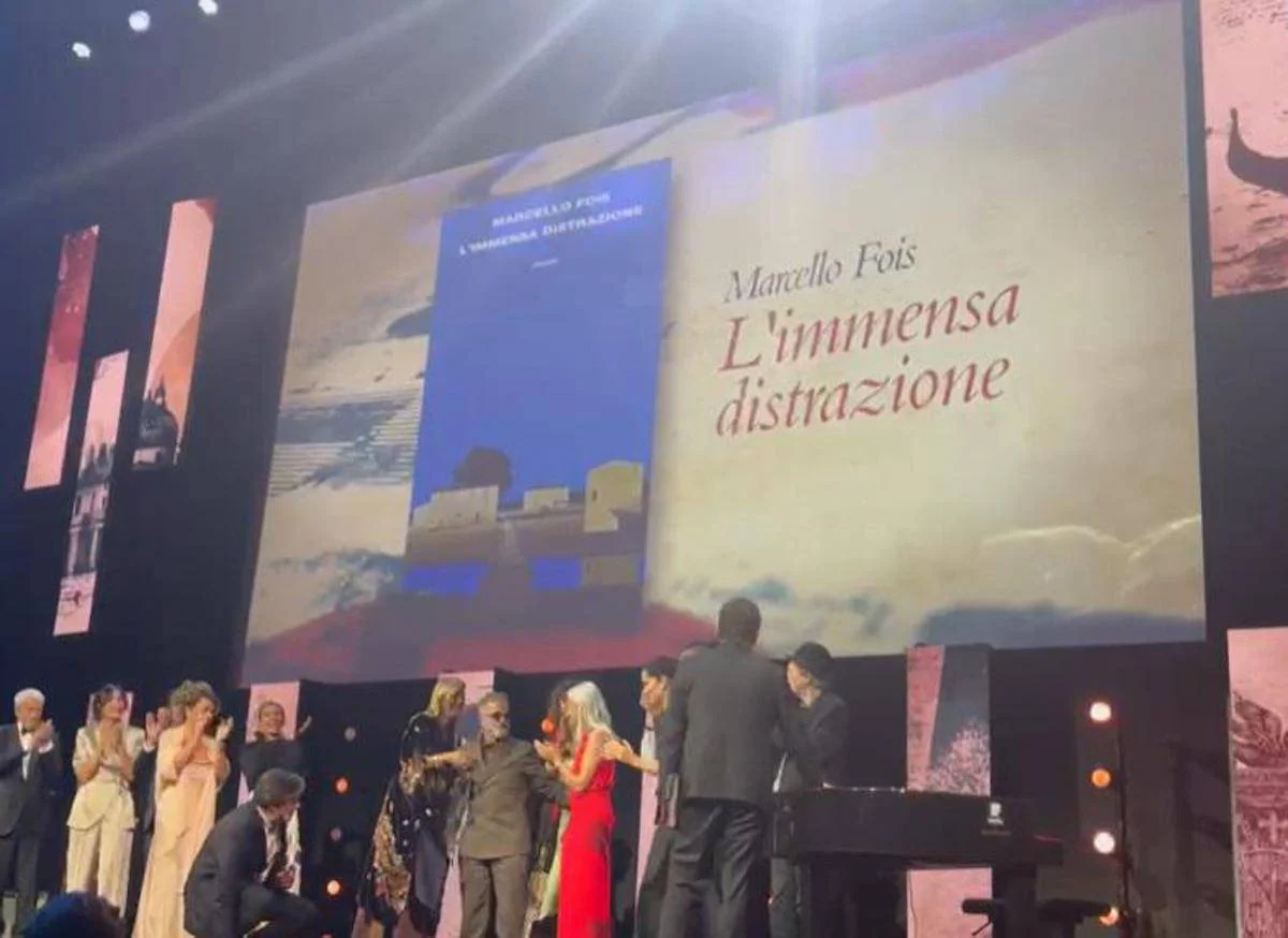 Campiello, Marcello Fois vince l’edizione 2026 con ‘L’immensa distrazione’. La dedica a Murgia: “Una donna bellissima” Campiello, Marcello Fois vince l’edizione 2026 con ‘L’immensa distrazione’. La dedica a Murgia: “Una donna bellissima”