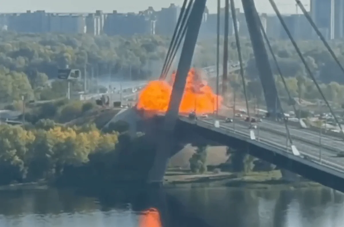 Ucraina, colpito ponte a Kiev nel giorno della visita di Merz. Il cancelliere: “In futuro macchina guerra Russia contro di noi” Ucraina, colpito ponte a Kiev nel giorno della visita di Merz. Il cancelliere: “In futuro macchina guerra Russia contro di noi”