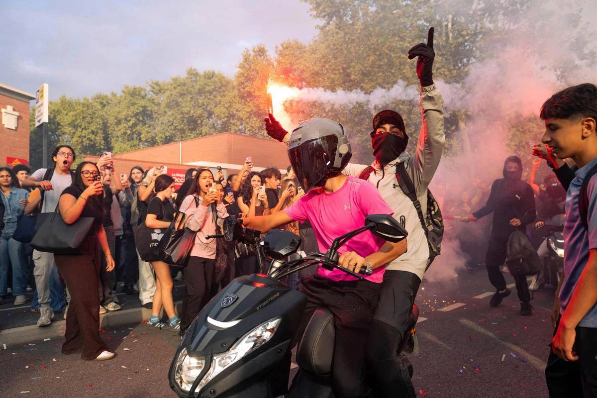 Studenti in rivolta in Francia, il sociologo: “A 7 mesi da elezioni atmosfera tempestosa, non si sa bene dove cadrà fulmine” Studenti in rivolta in Francia, il sociologo: “A 7 mesi da elezioni atmosfera tempestosa, non si sa bene dove cadrà fulmine”
